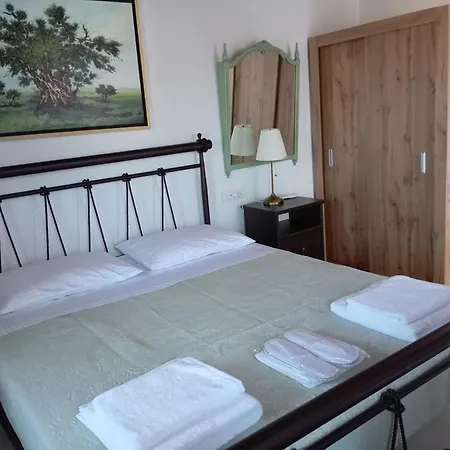 Apartahotel Annousa's House &